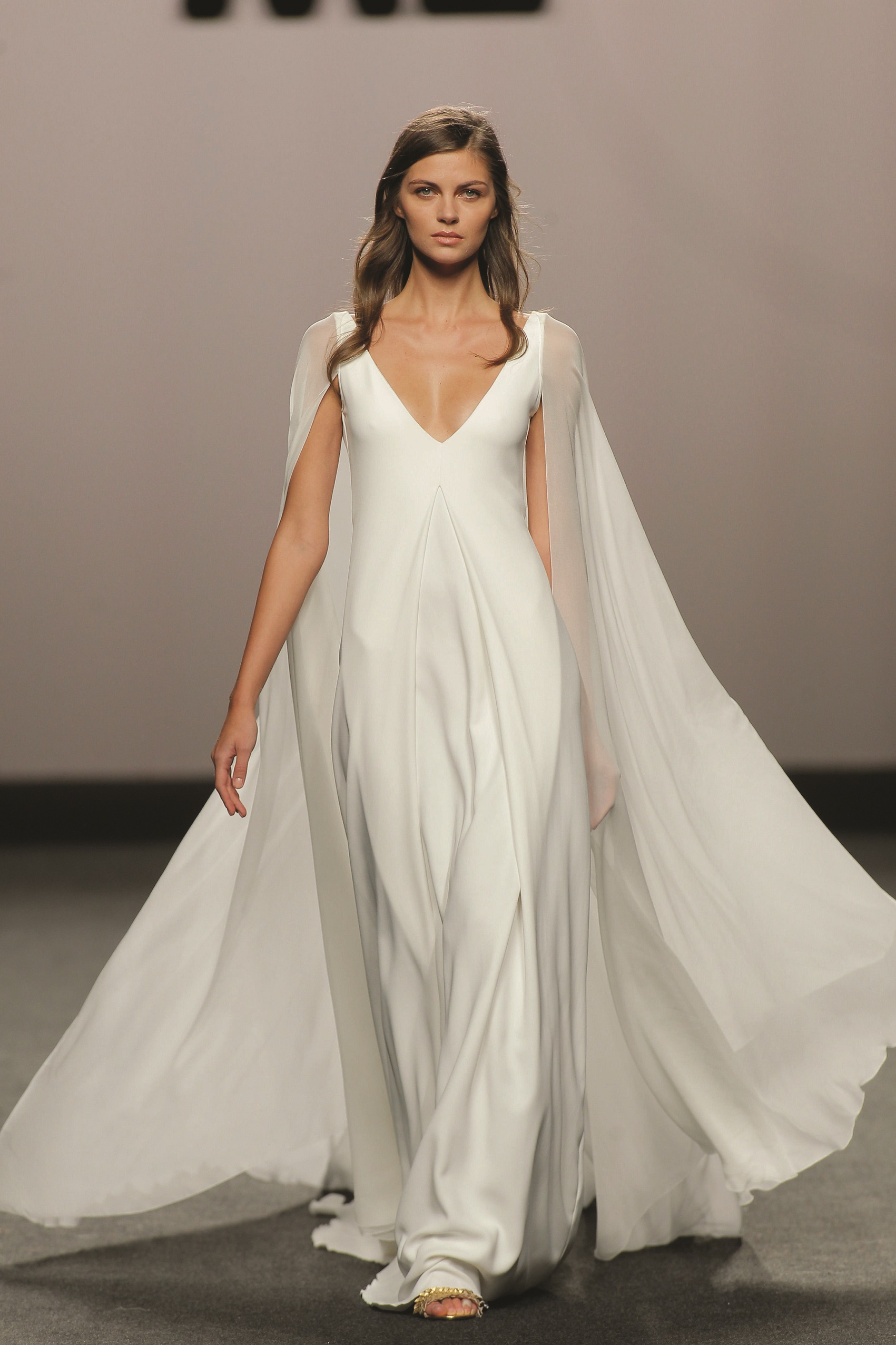 Marcos Luengo White Gown & Cape ss/2018