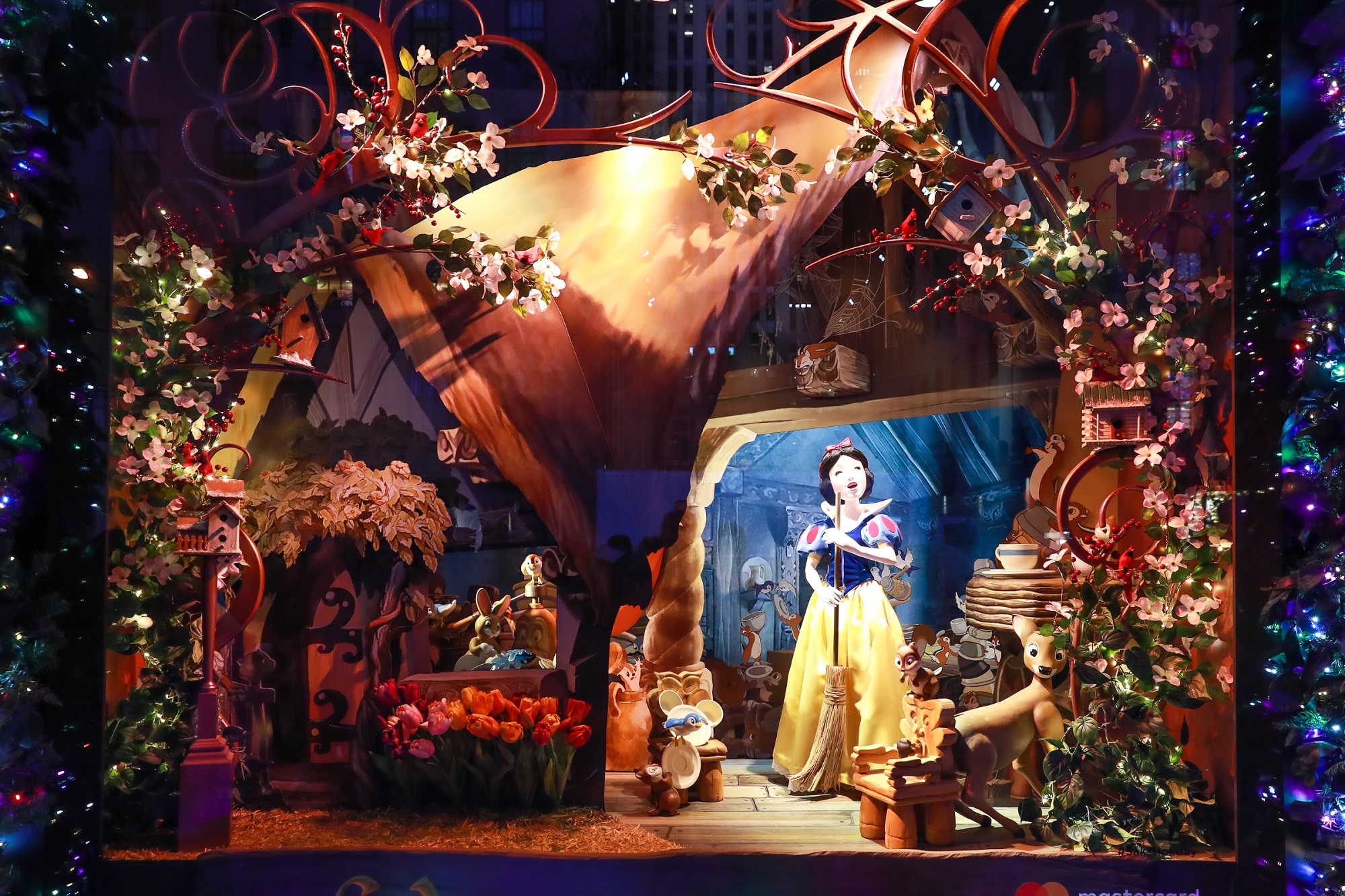 Snow white christmas. Рождественские витрины магазинов Нью-Йорка. Витрины на Рождество Нью Йорк. Лучшие витрины Нью Йорка Крисмас. Красивые Рождественские витрины.