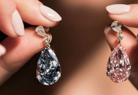 APOLLO AND ARTEMIS DIAMONDS twin fancy colored diamonds of 14.54 cts and 16 cts, respectively, sold for $57 million at Sotheby’s Geneva auction in May. Photo courtesy of Sotheby’s